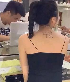 妹子你这裙子真透啊,我都不好意思看了,太尴尬了哈哈哈 妹子你这裙子真透啊,我都不好意思看了,太尴尬了哈哈哈