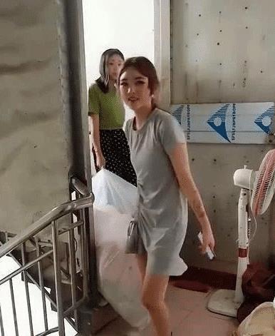 去兄弟家吃饭,却看上了他表妹,太漂亮了,你们觉得可以追到手吗 去兄弟家吃饭,却看上了他表妹,太漂亮了,你们觉得可以追到手吗
