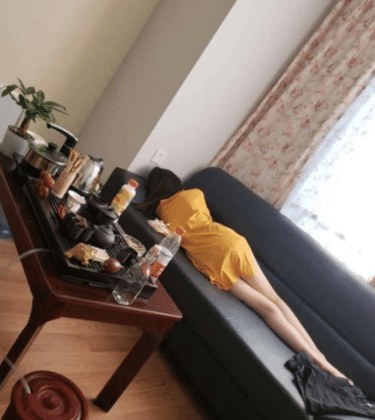 女上司在办公室里睡着了,空调开得有点低,我要帮她盖下被子吗? 女上司在办公室里睡着了,空调开得有点低,我要帮她盖下被子吗?