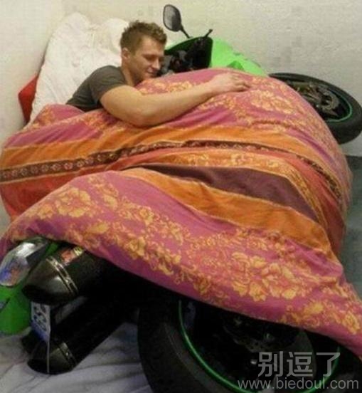 抱着女朋友去睡觉。。