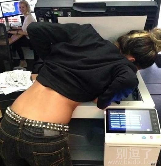 工作中搞笑的妹子。 工作中搞笑的妹子。