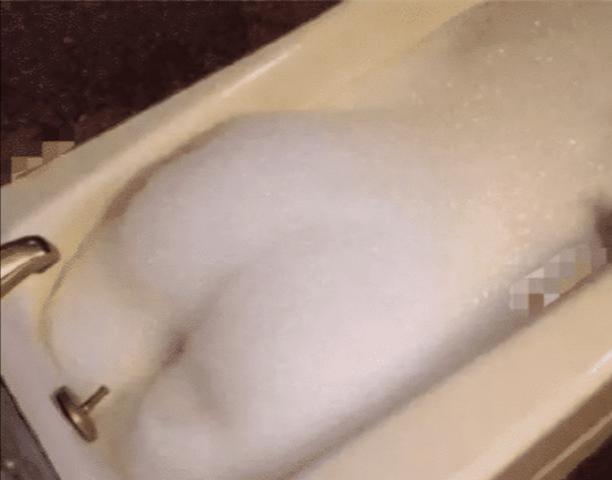 第一次在女友家洗泡泡浴,打开浴室门没想到笑到肚子都疼,哈哈哈 第一次在女友家洗泡泡浴,打开浴室门没想到笑到肚子都疼,哈哈哈