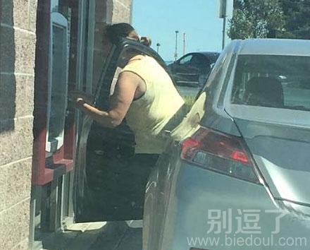 害怕车子溜走的人。
