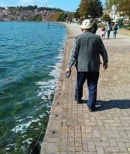 我问她:你是顺产还是剖腹产啊?她愣了一下,怒冲冲的抱着狗走了 我问她:你是顺产还是剖腹产啊?她愣了一下,怒冲冲的抱着狗走了
