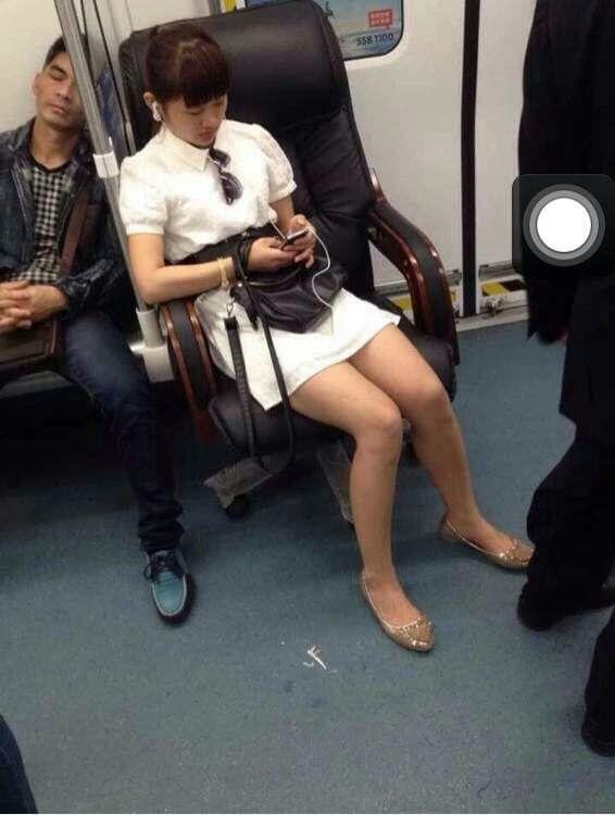 “停电了怕热带鱼冻死,给鱼缸贴了几个暖宝宝,结果…”哈哈哈哈 “停电了怕热带鱼冻死,给鱼缸贴了几个暖宝宝,结果…”哈哈哈哈