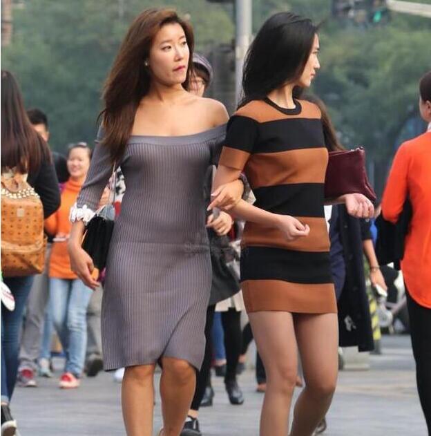 “妹子你这身衣服,都没人关注大师写字了!”哈哈哈哈哈! “妹子你这身衣服,都没人关注大师写字了!”哈哈哈哈哈!