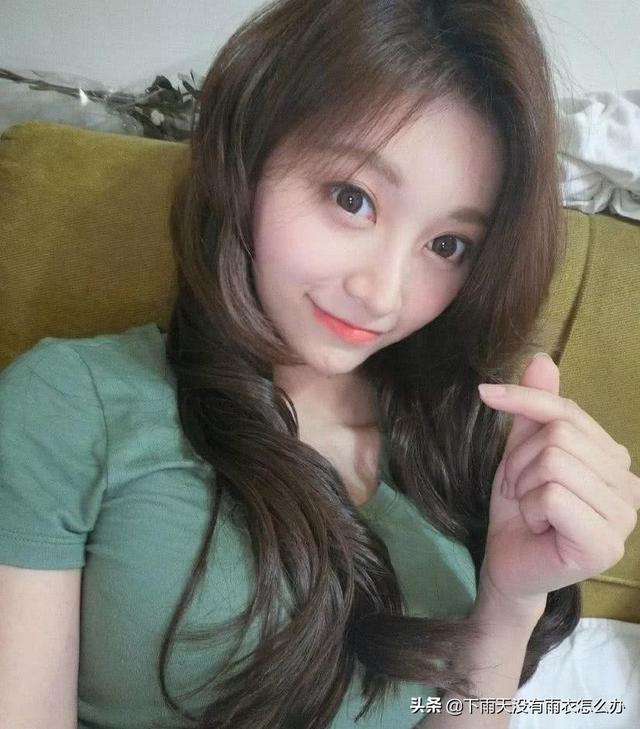 公司的财务是个大美女,昨天给我转账时多了五块钱 公司的财务是个大美女,昨天给我转账时多了五块钱