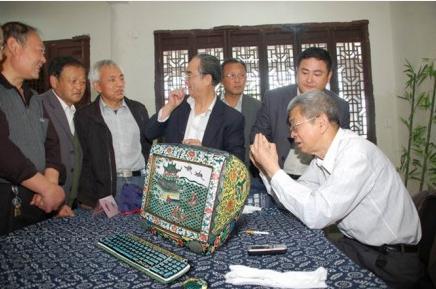 最近新出土一台青花瓷电脑