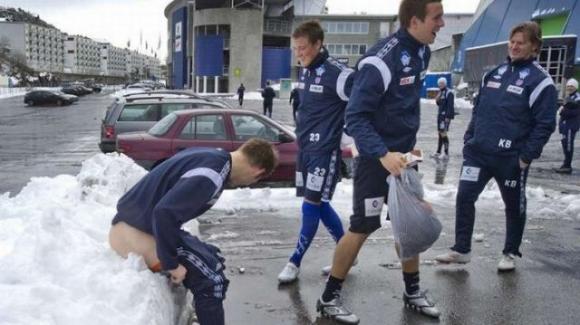 一个哥们坐在冰块上。