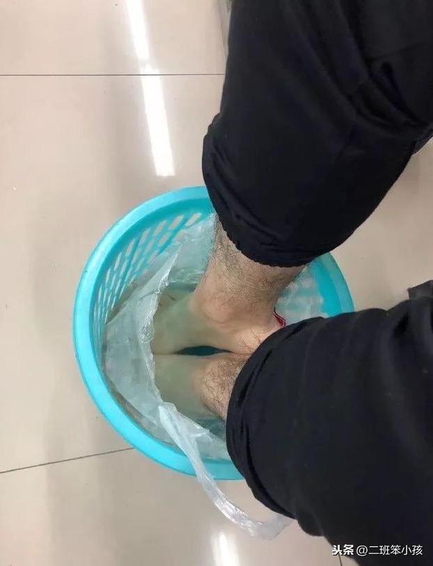 爆笑来袭:姑娘体验到了“舌吻”窒息的感觉 爆笑来袭:姑娘体验到了“舌吻”窒息的感觉