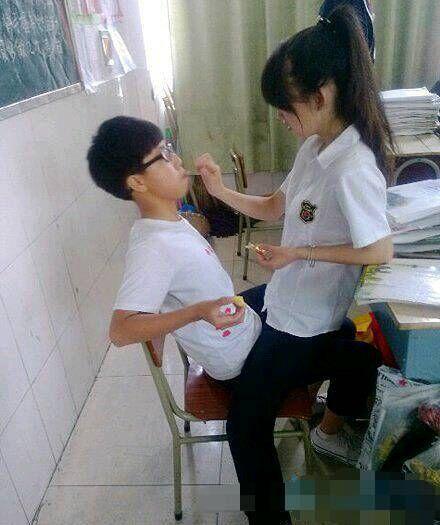 教室里严禁虐狗
