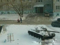 在雪地里的坦克。。 在雪地里的坦克。。