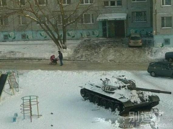 在雪地里的坦克。。 在雪地里的坦克。。