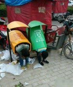 孩子怎么进那里面了 孩子怎么进那里面了