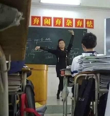 看到这些敬业的老师,我都被感动了... 看到这些敬业的老师,我都被感动了...