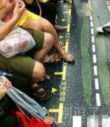 乘客们请注意脚下对号入座