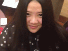 美女撩开头发，居然。。