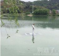好像还有一辆车呢
