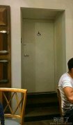 残疾人专有的厕所。 残疾人专有的厕所。