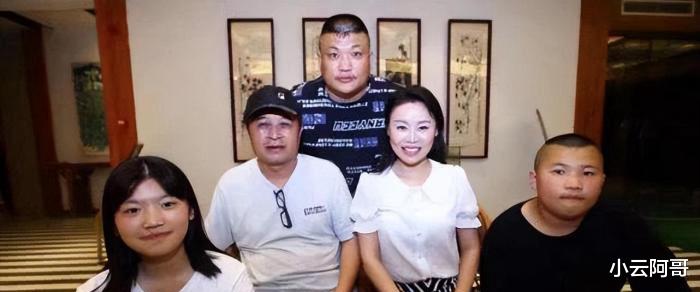草帽姐一家探望毕福剑,20条“华子”很抢镜!感恩还是消费? 草帽姐一家探望毕福剑,20条“华子”很抢镜!感恩还是消费?