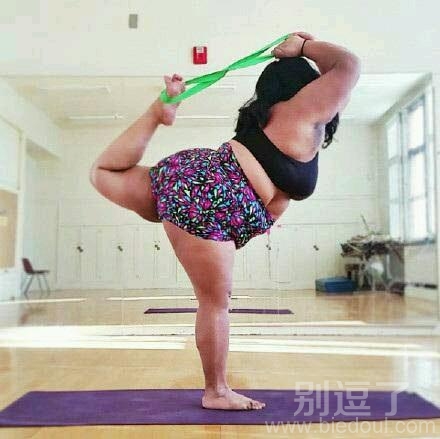 一个女人在练瑜伽。 一个女人在练瑜伽。