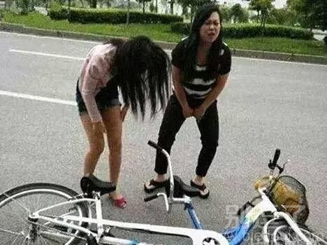 大姐,是不是摔得不轻呀 大姐,是不是摔得不轻呀