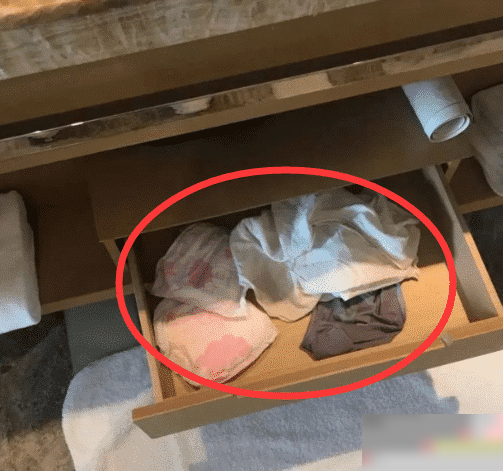 “住酒店的时候发现的,是之前住的妹子留下来的吗?”哈哈哈哈哈 “住酒店的时候发现的,是之前住的妹子留下来的吗?”哈哈哈哈哈
