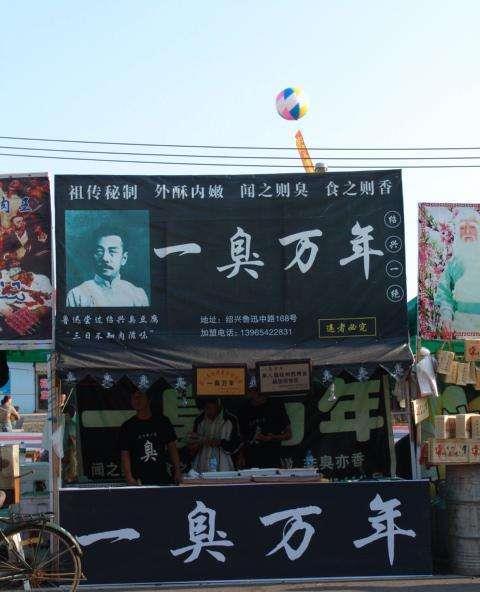 “地摊经济”摆出新姿势，足足笑了我三天三夜！