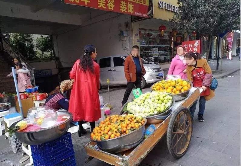 “地摊经济”摆出新姿势，足足笑了我三天三夜！