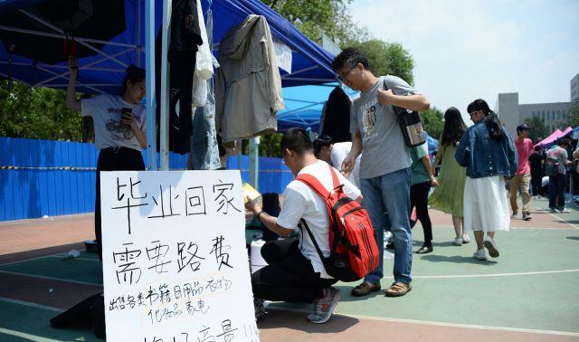 “地摊经济”摆出新姿势，足足笑了我三天三夜！