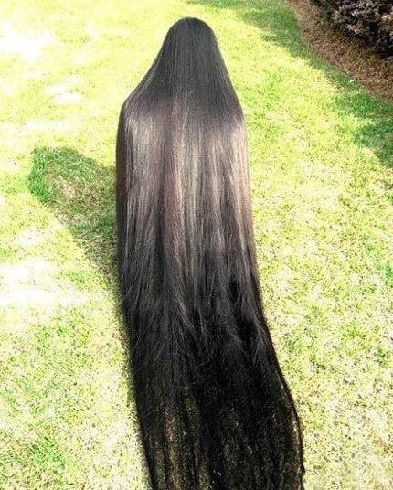 据说她是世界上头发最长的女人