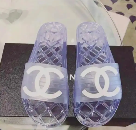轻松一秒:怎么样才能帮到这个委屈的女技师呢? 轻松一秒:怎么样才能帮到这个委屈的女技师呢?