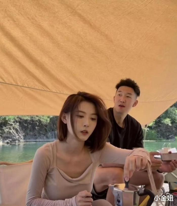 又搞擦边?网红聂小雨和友人野营,上衣撕烂姿势夸张,网友:快封杀 又搞擦边?网红聂小雨和友人野营,上衣撕烂姿势夸张,网友:快封杀