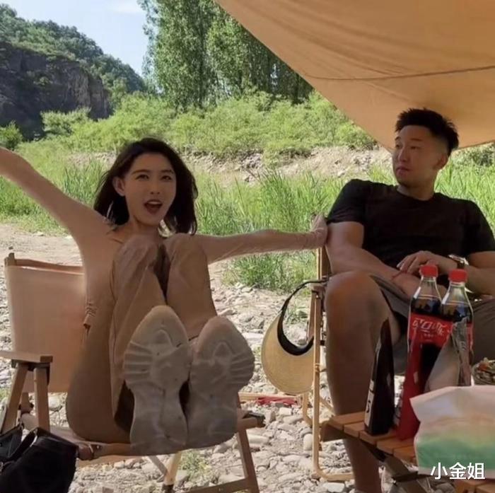 又搞擦边?网红聂小雨和友人野营,上衣撕烂姿势夸张,网友:快封杀 又搞擦边?网红聂小雨和友人野营,上衣撕烂姿势夸张,网友:快封杀
