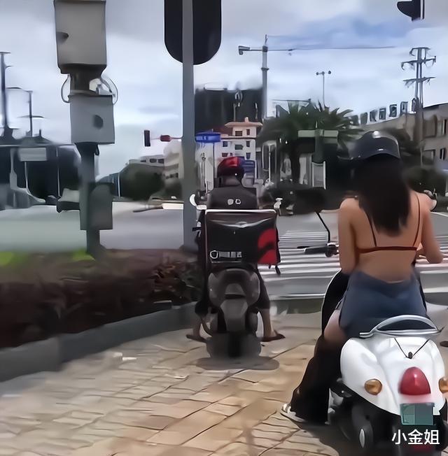 女子骑电瓶车,穿着吊带等红绿灯,网友:天气热成这样了? 女子骑电瓶车,穿着吊带等红绿灯,网友:天气热成这样了?