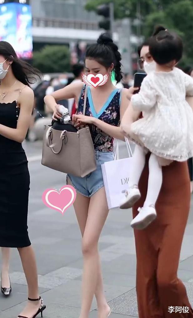 回顾:女子身材婀娜穿着清凉,抱娃逛街引热议,网友:不怕绊倒? 回顾:女子身材婀娜穿着清凉,抱娃逛街引热议,网友:不怕绊倒?