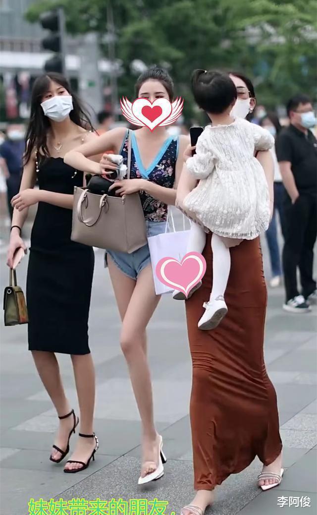 回顾:女子身材婀娜穿着清凉,抱娃逛街引热议,网友:不怕绊倒? 回顾:女子身材婀娜穿着清凉,抱娃逛街引热议,网友:不怕绊倒?