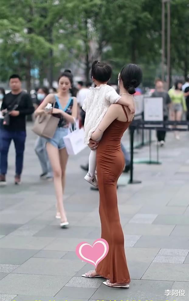 回顾:女子身材婀娜穿着清凉,抱娃逛街引热议,网友:不怕绊倒? 回顾:女子身材婀娜穿着清凉,抱娃逛街引热议,网友:不怕绊倒?