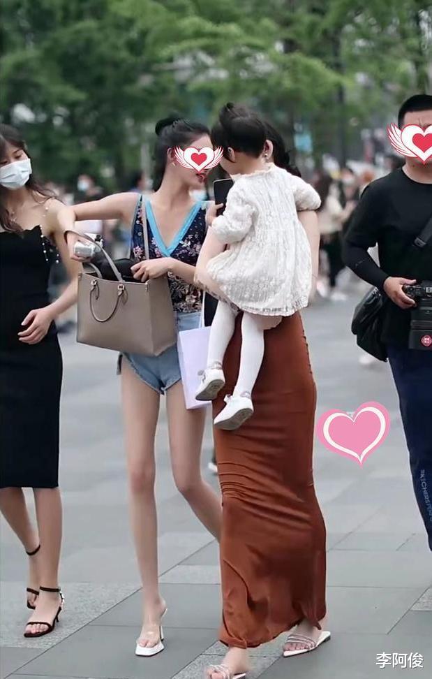 回顾:女子身材婀娜穿着清凉,抱娃逛街引热议,网友:不怕绊倒? 回顾:女子身材婀娜穿着清凉,抱娃逛街引热议,网友:不怕绊倒?