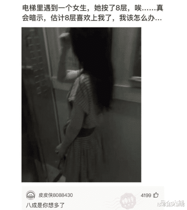 回顾：女子身材婀娜穿着清凉，抱娃逛街引热议，网友：不怕绊倒？