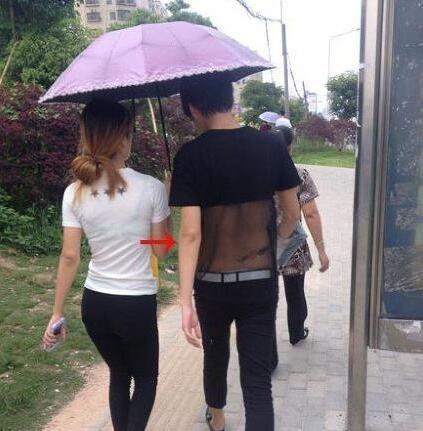 你俩是不是穿错衣服了