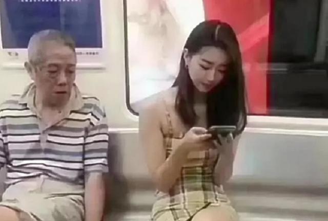 美女,公共场合注意坐姿啊,一旁的大爷都看你半天了,真难为情 美女,公共场合注意坐姿啊,一旁的大爷都看你半天了,真难为情