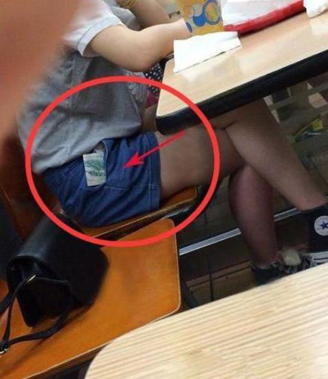 美女,公共场合注意坐姿啊,一旁的大爷都看你半天了,真难为情 美女,公共场合注意坐姿啊,一旁的大爷都看你半天了,真难为情