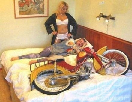 有了摩托就不要老婆。