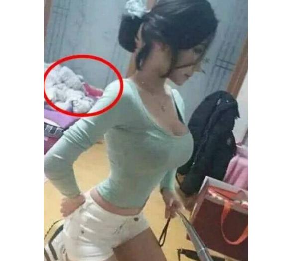 妹子这癖好也太特别了,闻一下也就算了,还贴到脸上闻。哈哈哈哈哈是不是你本人呢 妹子这癖好也太特别了,闻一下也就算了,还贴到脸上闻。哈哈哈哈哈是不是你本人呢