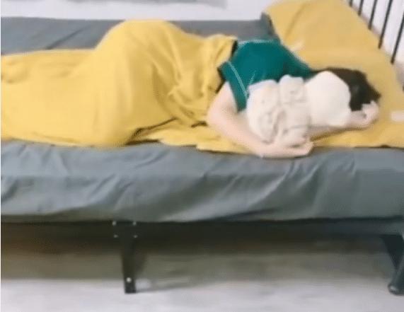 “伴娘怕抢了新娘风头躲在角落里玩手机!”评论区都沸腾了啊!哈哈哈~ “伴娘怕抢了新娘风头躲在角落里玩手机!”评论区都沸腾了啊!哈哈哈~