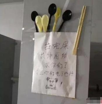 “伴娘怕抢了新娘风头躲在角落里玩手机!”评论区都沸腾了啊!哈哈哈~ “伴娘怕抢了新娘风头躲在角落里玩手机!”评论区都沸腾了啊!哈哈哈~