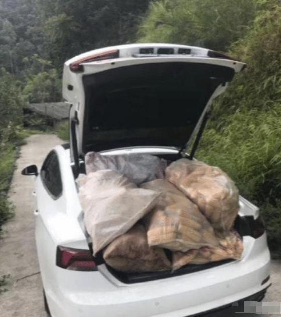 “伴娘怕抢了新娘风头躲在角落里玩手机!”评论区都沸腾了啊!哈哈哈~ “伴娘怕抢了新娘风头躲在角落里玩手机!”评论区都沸腾了啊!哈哈哈~