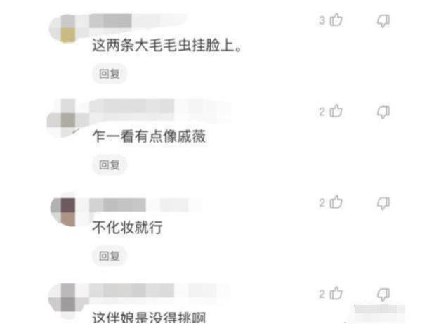 “伴娘怕抢了新娘风头躲在角落里玩手机!”评论区都沸腾了啊!哈哈哈~ “伴娘怕抢了新娘风头躲在角落里玩手机!”评论区都沸腾了啊!哈哈哈~