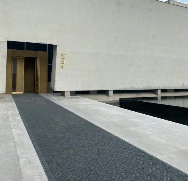 “看了30年新闻联播，才知道主持人后面放那么多电视的原因！”